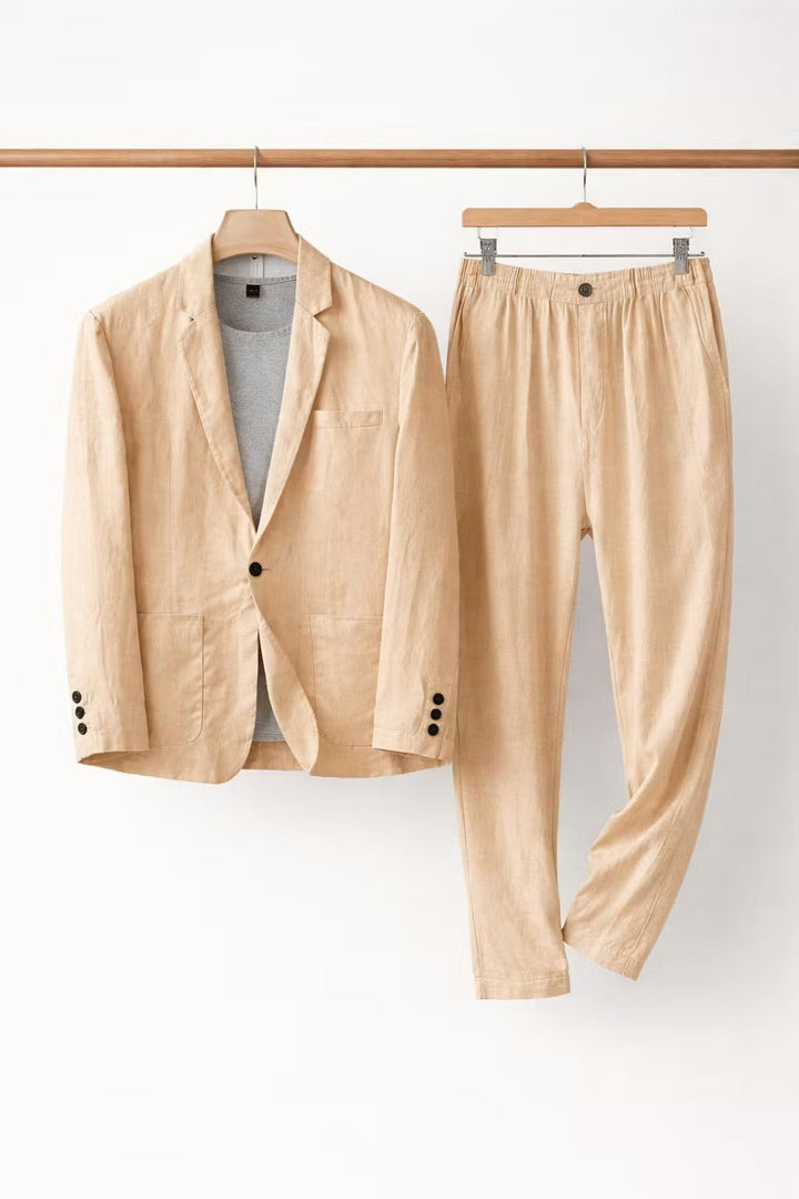 Detalle del tejido de lino en el blazer de un traje casual elegante para hombre. Confortable para el verano.