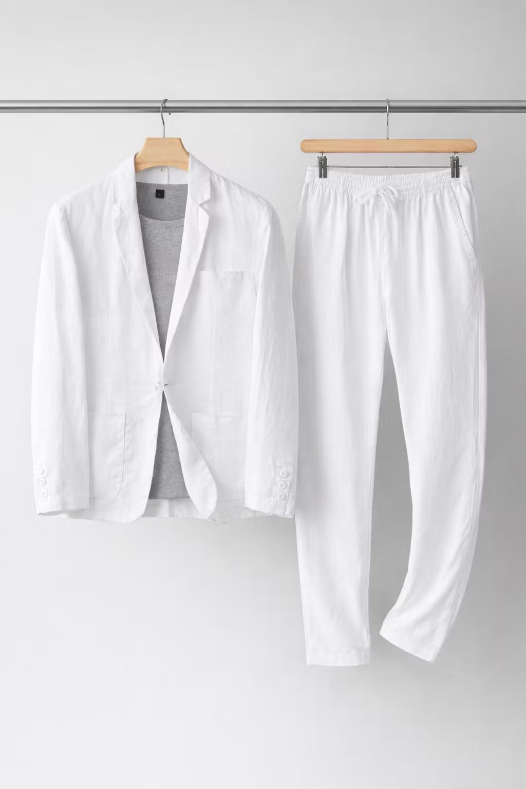 Hombre relajado en un traje de lino de dos piezas. Estilo casual elegante, fresco y cómodo para el verano.