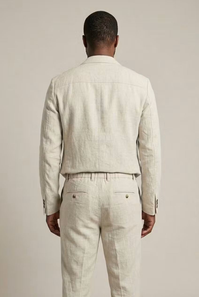 Modelo vistiendo traje de lino de dos piezas para hombre. Estilo casual elegante, ideal para eventos de verano.