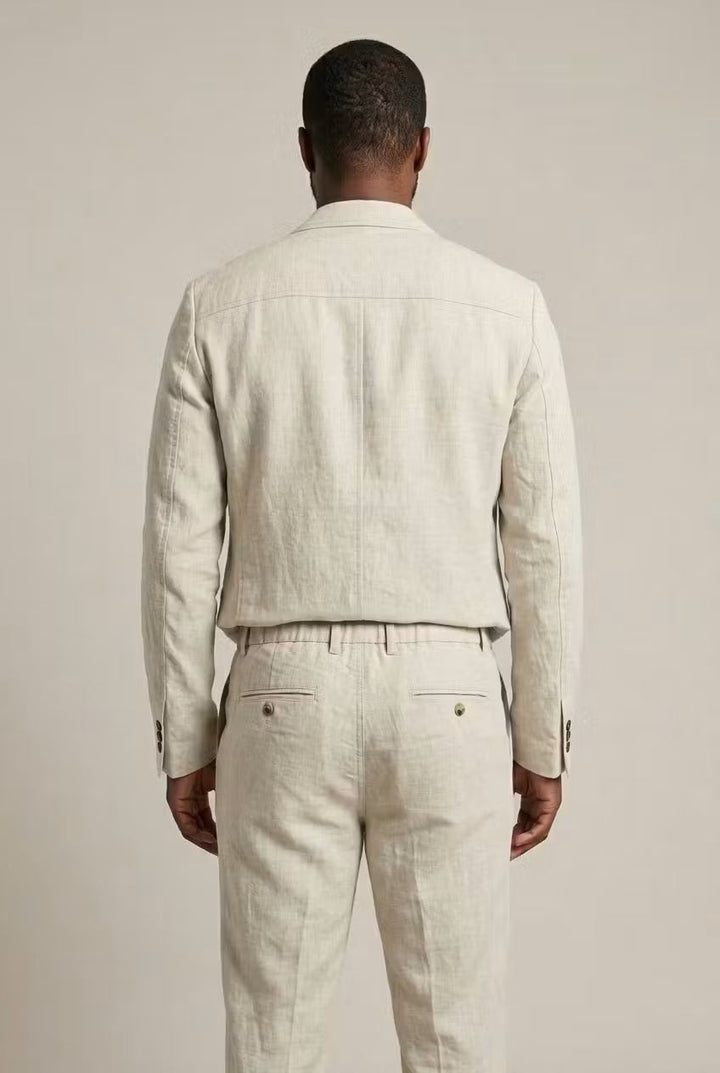 Modelo vistiendo traje de lino de dos piezas para hombre. Estilo casual elegante, ideal para eventos de verano.