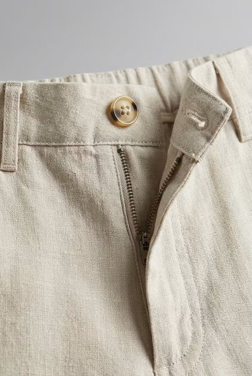 Primer plano de la textura del lino en un traje de hombre. Material transpirable para un look fresco de verano.