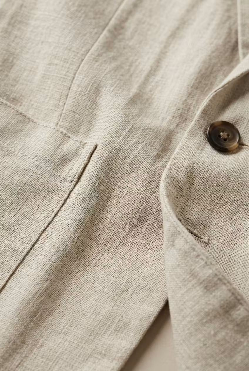 Traje de lino beige para hombre. Conjunto de dos piezas, corte relajado. Moda masculina elegante para el verano.