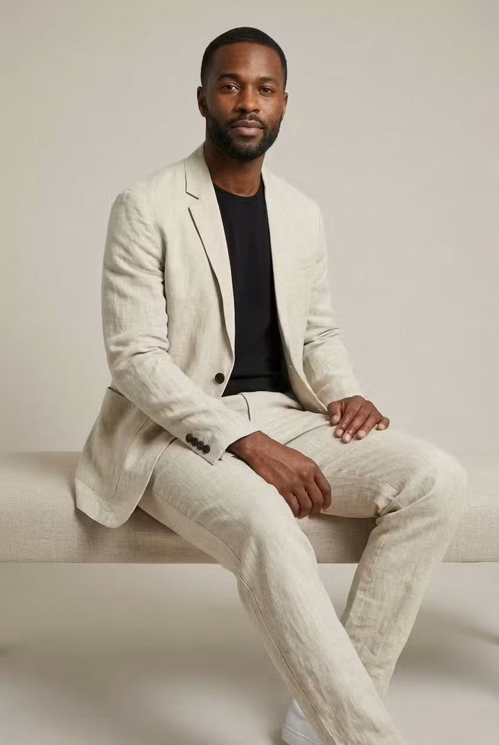 Hombre con traje de lino azul claro, dos piezas. Corte relajado, estilo casual elegante para la temporada de verano.