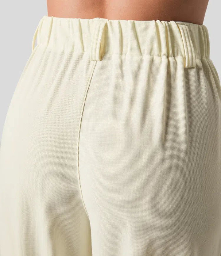Pantalones de mujer con silueta de pierna ancha y talle alto. Estilo chic y moderno para tu armario.