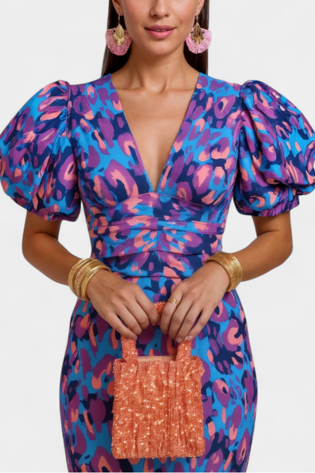 Vestido de mujer con estampado vibrante y fruncido escultórico, estilo elegante para fiesta.