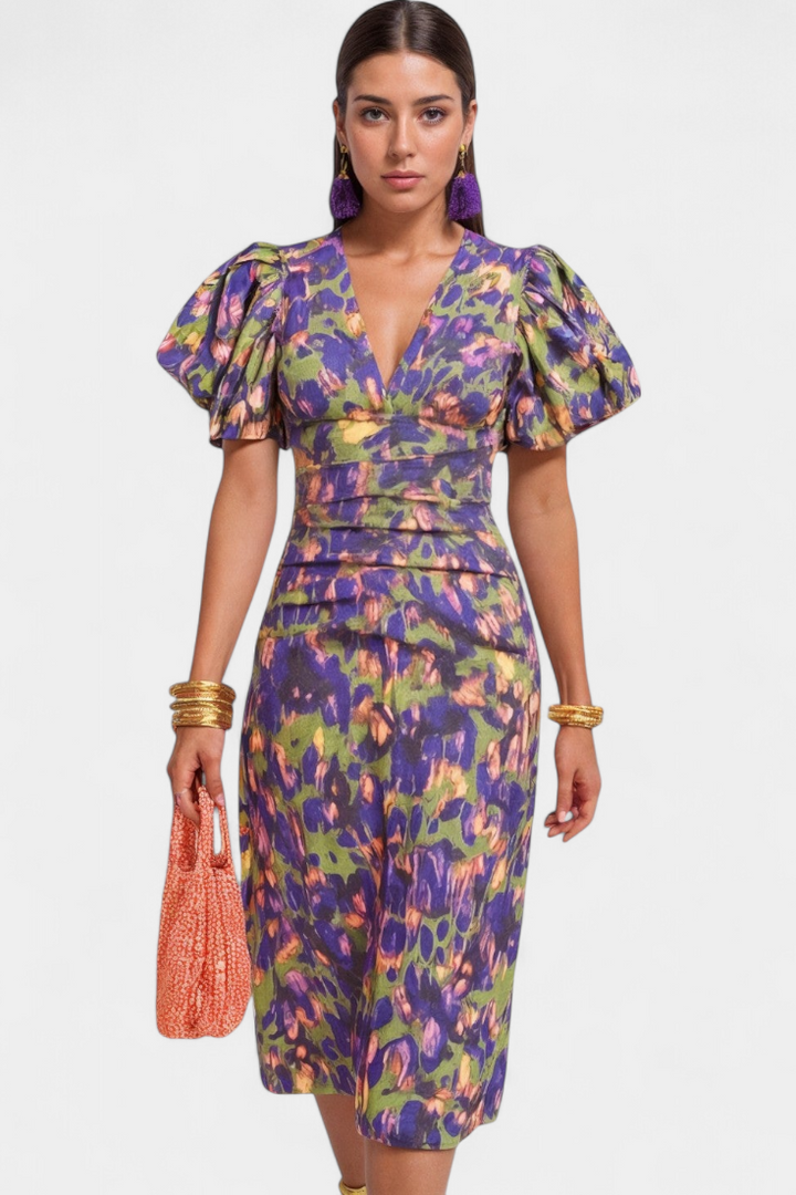 Vestido impreso de mujer, diseño fruncido y mangas voluminosas, un look femenino y de moda.