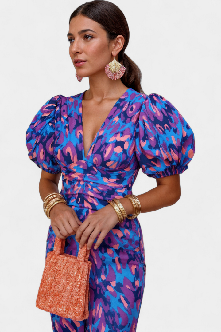 Vestido elegante para mujer, impreso con patrones vibrantes, ideal para eventos y moda.