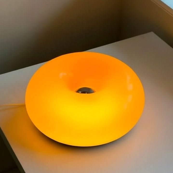 Lámpara de mesa LED diseño donut, minimalista y moderna, ideal para decoración del hogar.