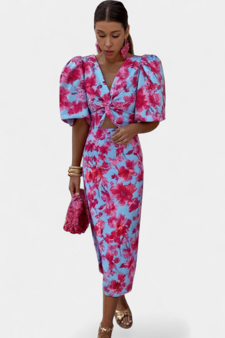 Vestido de mujer elegante, estampado colorido, fruncido sutil y mangas voluminosas para cualquier fiesta.