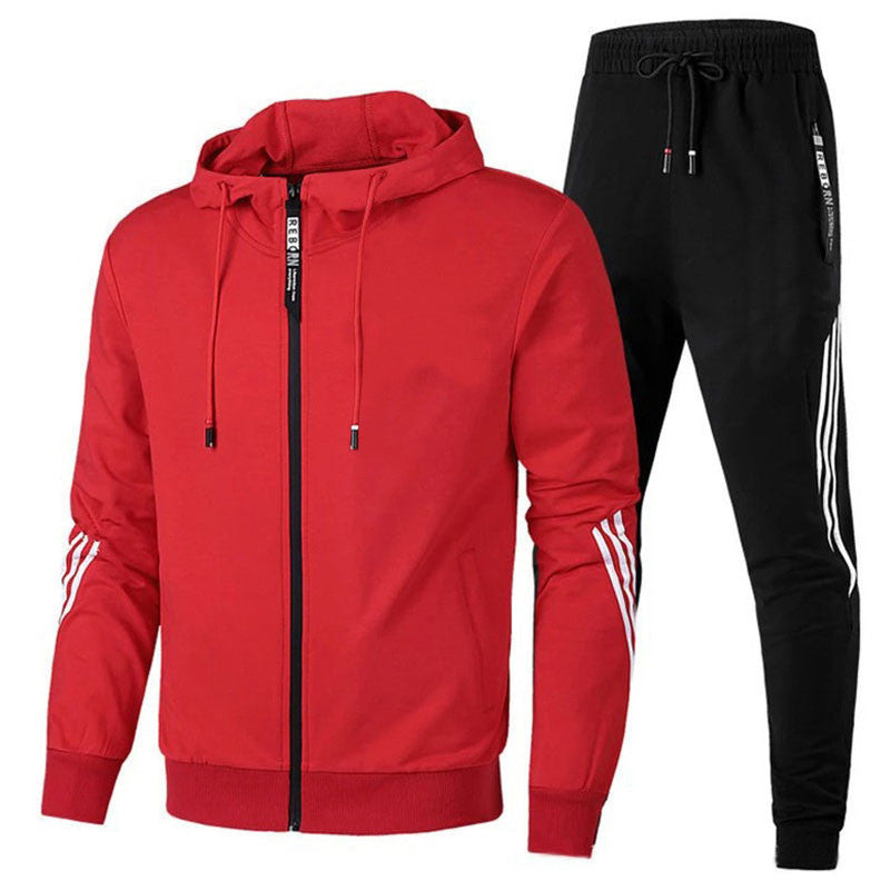 Hombre con chándal deportivo entrenando. Conjunto fitness versátil que ofrece confort y estilo para el gimnasio.