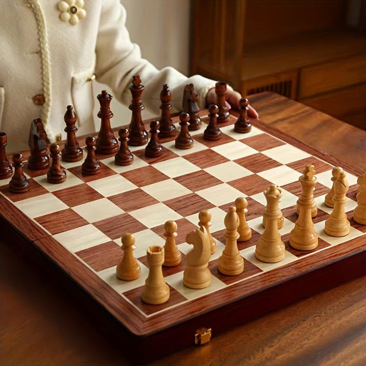 Piezas de ajedrez talladas en madera maciza, estilo clásico. Lujoso set de ajedrez premium para aficionados.