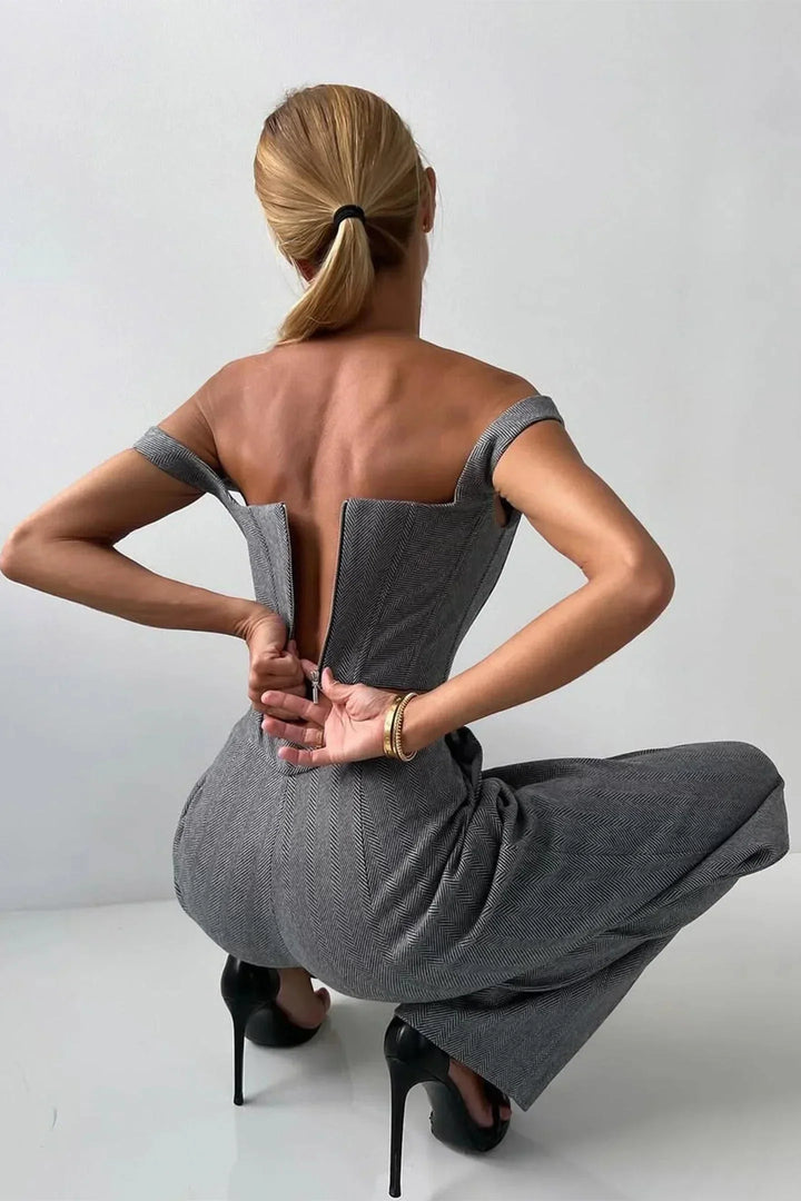 Detalle de top ajustado y pantalón del conjunto entallado de mujer tres piezas elegante.