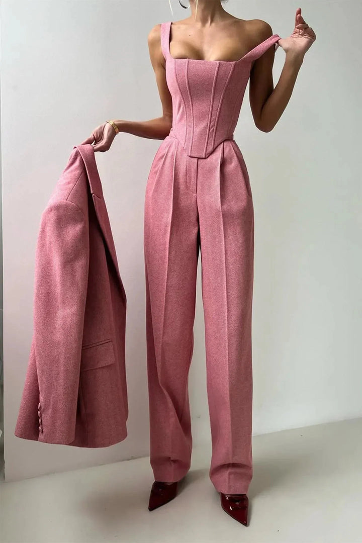 Conjunto de mujer entallado tres piezas, versátil para oficina o eventos. Estilo elegante y moderno.