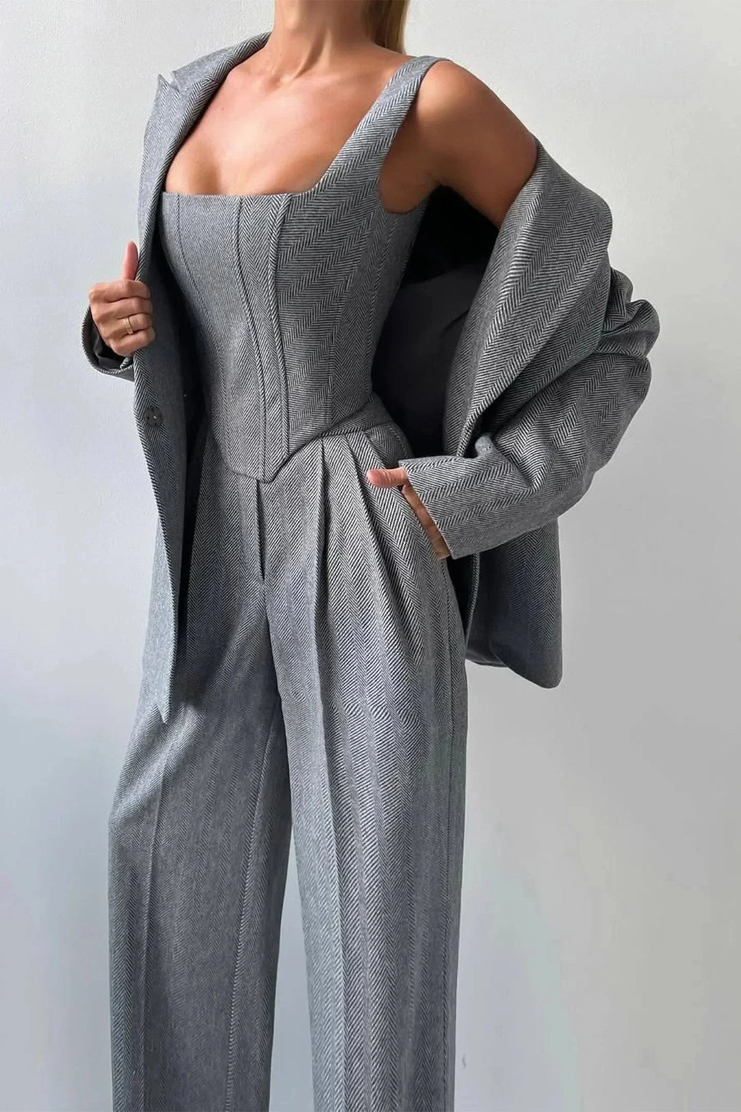 Conjunto mujer tres piezas entallado gris. Perfecto para un estilo sofisticado, de oficina o casual chic.