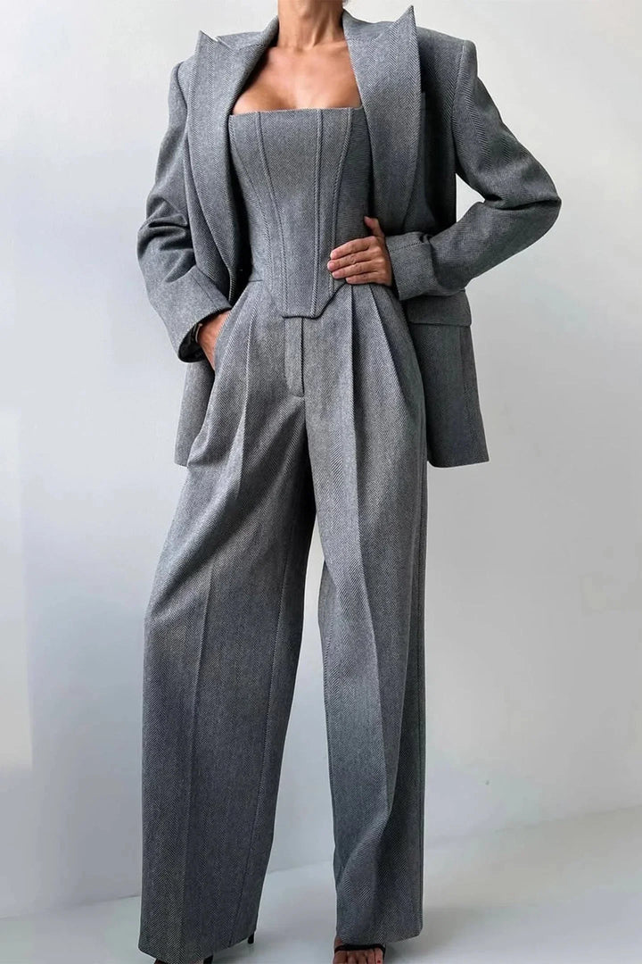 Conjunto entallado mujer, tres piezas con top ajustado. Ideal para look elegante y moderno.