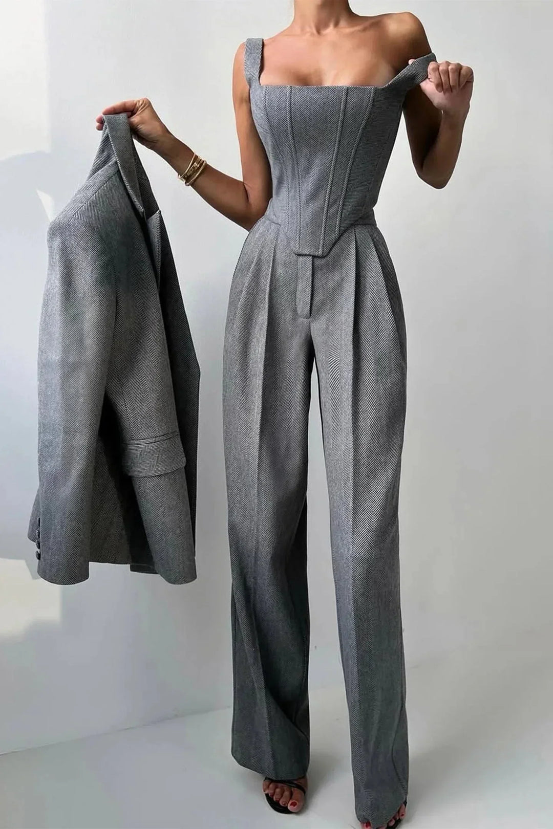 Conjunto versátil mujer tres piezas entallado. Top ajustado, estilo elegante y moderno, en gris.