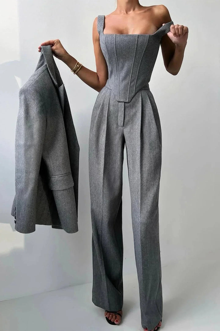 Conjunto versátil mujer tres piezas entallado. Top ajustado, estilo elegante y moderno, en gris.