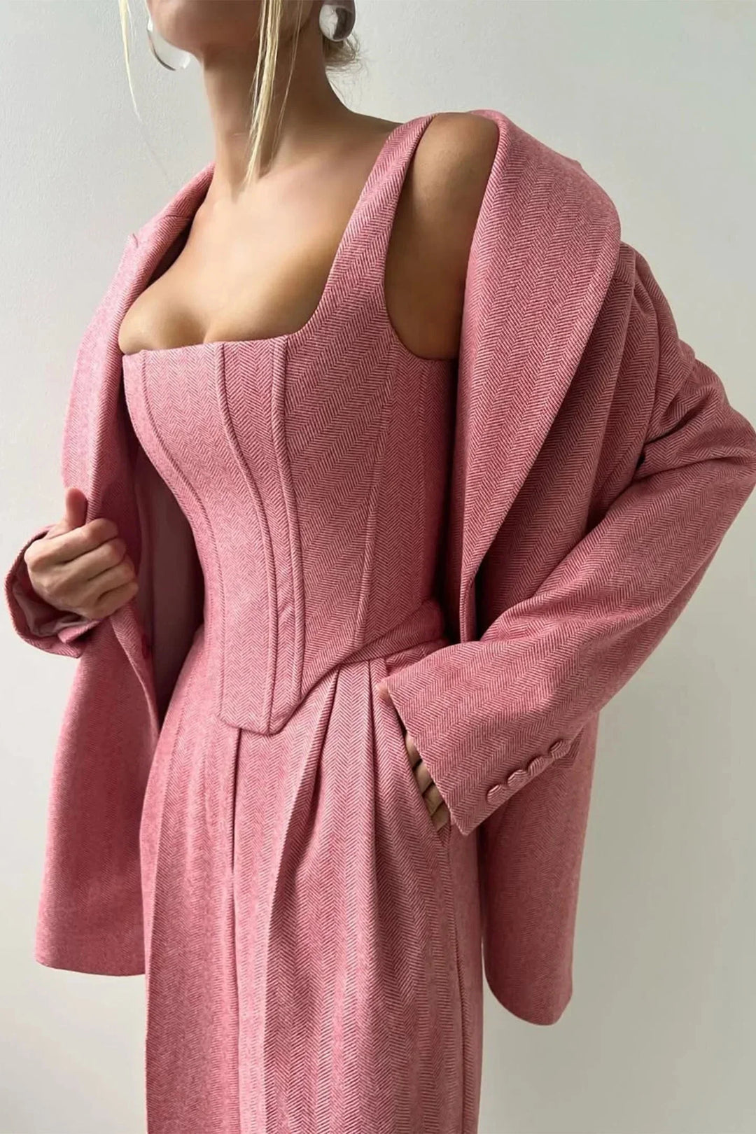 Elegante conjunto de mujer tres piezas con top ajustado. Estilo sofisticado entallado, ideal para moda.