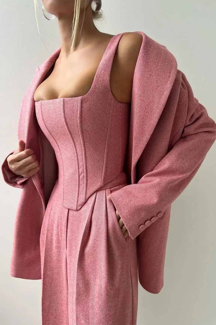 Elegante conjunto de mujer tres piezas con top ajustado. Estilo sofisticado entallado, ideal para moda.