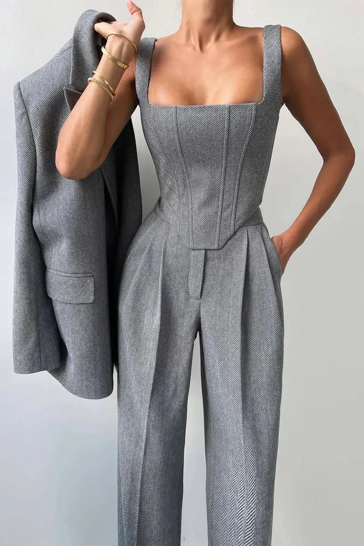 Moda femenina: conjunto sofisticado tres piezas entallado rosa. Versátil y chic para cualquier evento.