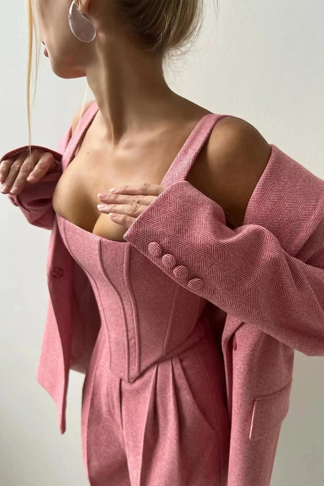 Moda femenina: conjunto tres piezas entallado, disponible en gris o rosa. Elegancia y confort.