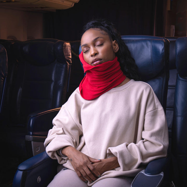 Confortable almohada de viscoelástica transpirable, diseñada para soporte ergonómico del cuello durante el viaje.