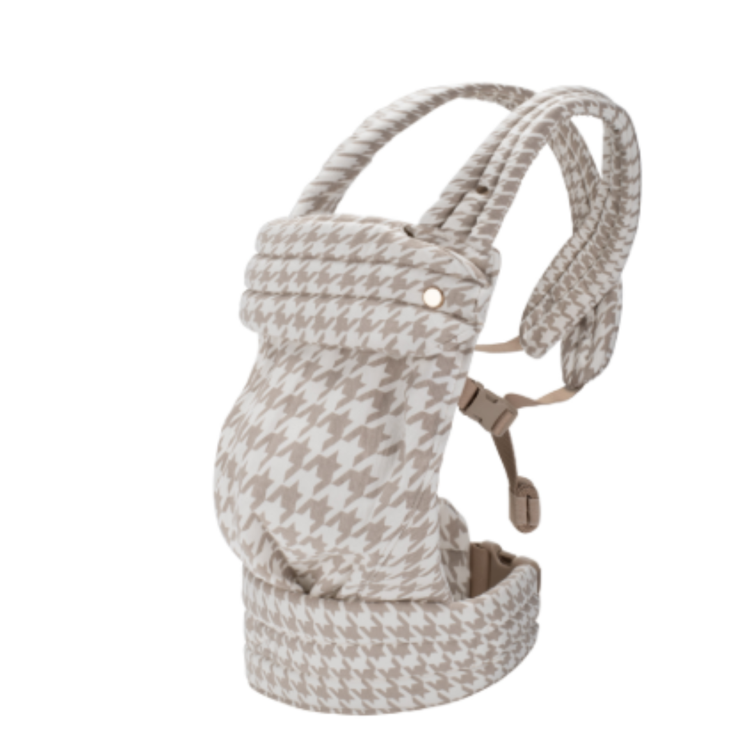 Padres paseando con portabebés ergonómico, diseño cómodo y seguro que facilita la conexión con el bebé.