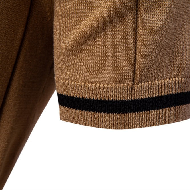 Polo de hombre con cuello de cremallera, punto transpirable. Moda masculina cómoda y versátil.