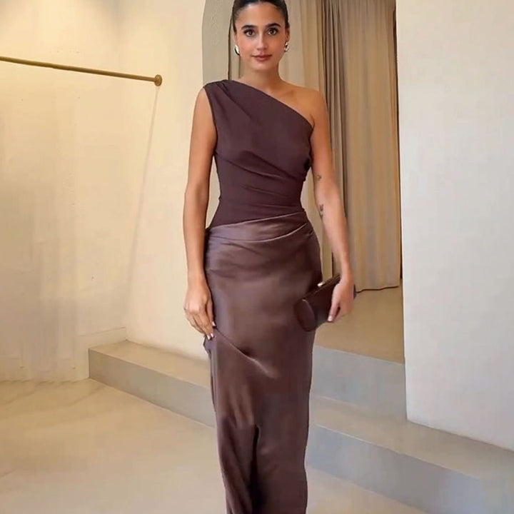 Elegante vestido de fiesta largo asimétrico con un hombro y moderno efecto piel. Ropa mujer.