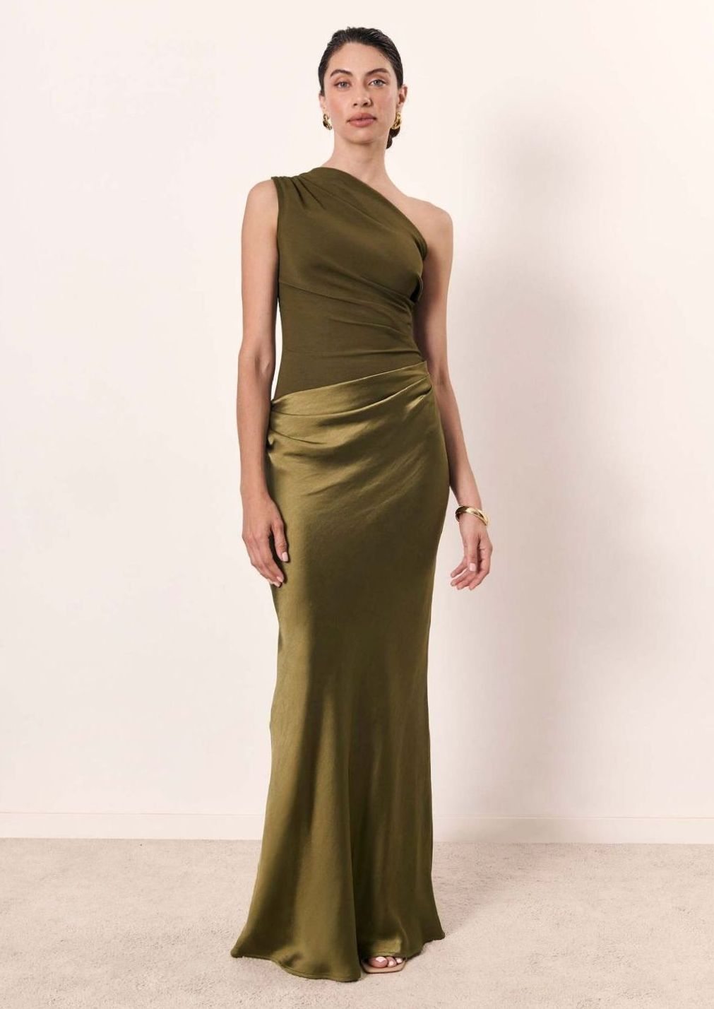 Vestido largo mujer asimétrico con un hombro y elegante textura de efecto piel. Ideal para cóctel.
