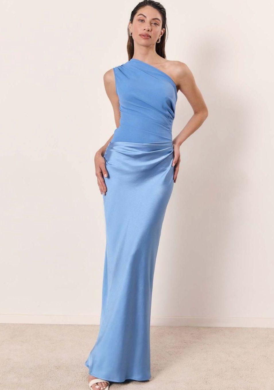 Vestido largo de mujer, estilo un hombro con efecto piel. Diseño asimétrico y drapeado.