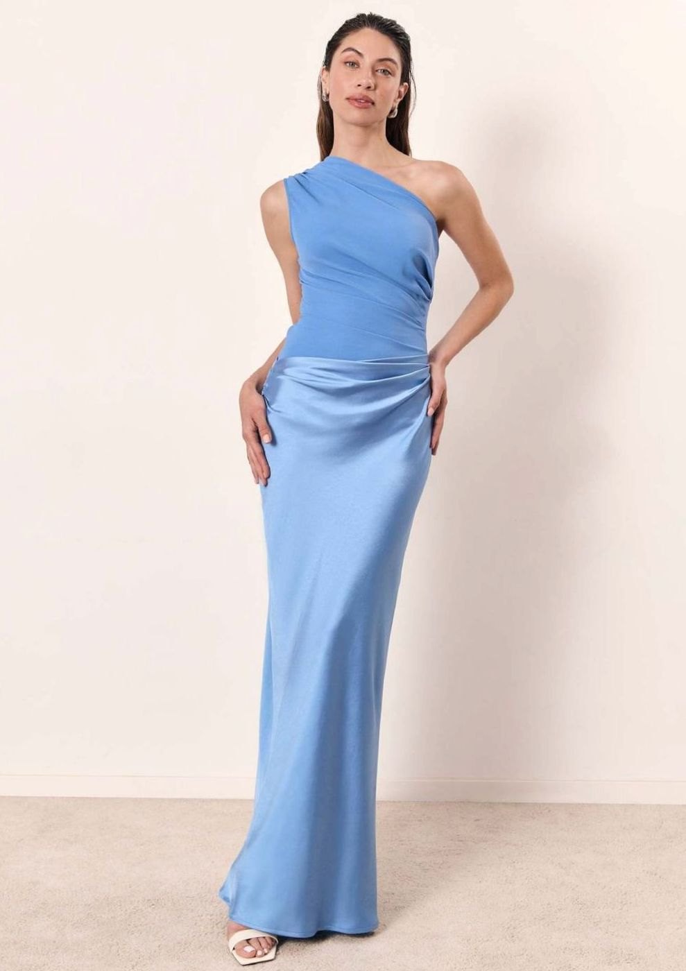 Vestido largo de fiesta un hombro con detalles asimétricos y textura efecto piel. Ropa elegante mujer.