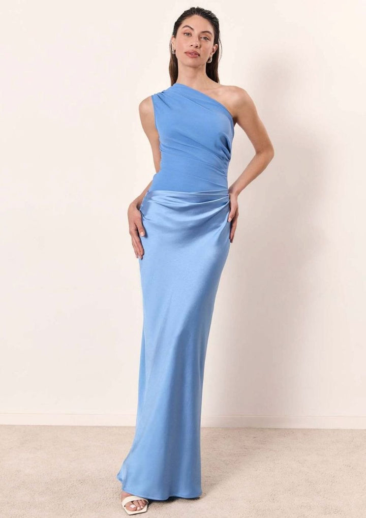 Vestido largo de fiesta un hombro con detalles asimétricos y textura efecto piel. Ropa elegante mujer.