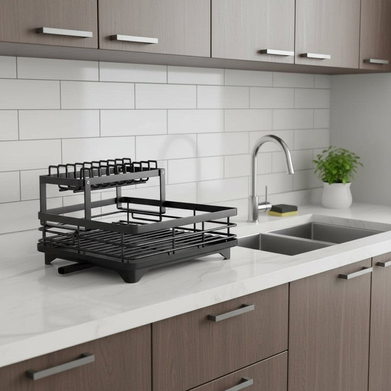 Estante de platos plegable con drenaje eficiente, perfecto para organizar tu cocina moderna.