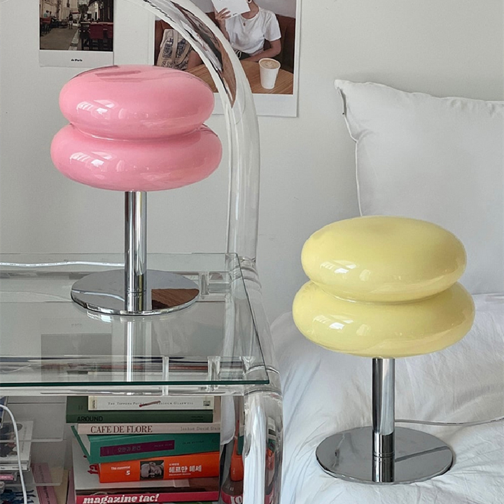 Lámpara de mesa de vidrio estilo Bauhaus, diseño moderno para luz ambiental en interiores.