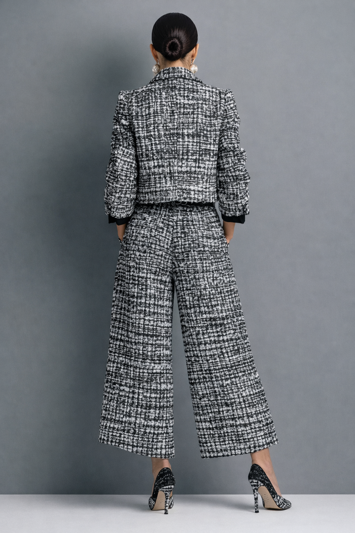Set femenino de tweed: chaqueta corta y pantalón ancho. Ropa de oficina sofisticada y estilo moderno.