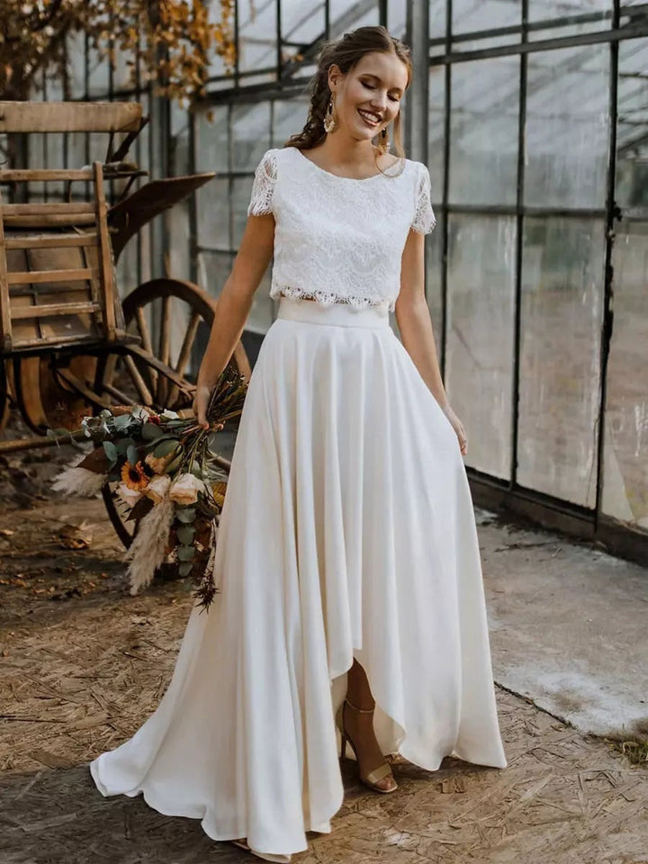 Vestido de novia de dos piezas blanco con top de encaje y falda moderna, ideal para boda bohemia y elegante.