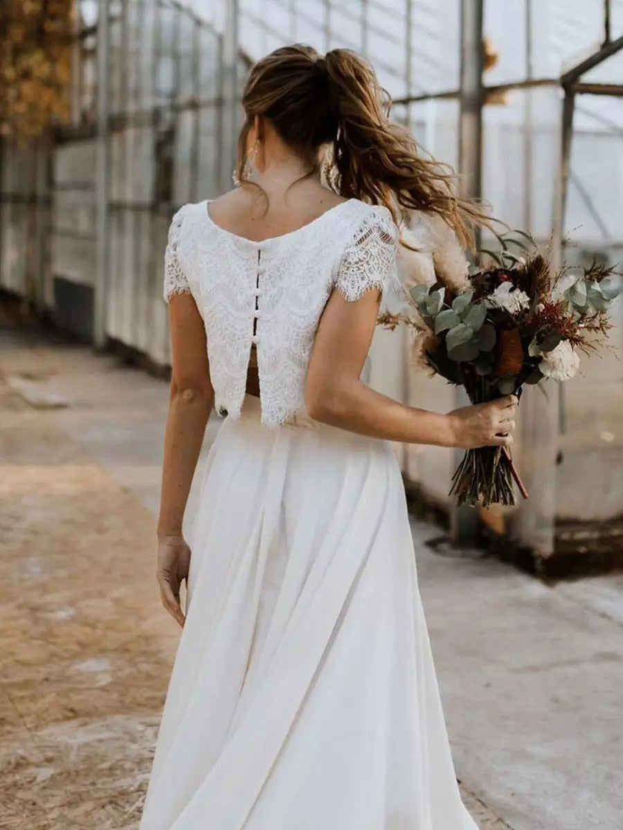 Vestido de novia blanco de dos piezas con detalles de encaje. Diseño elegante y moderno para tu ceremonia nupcial.