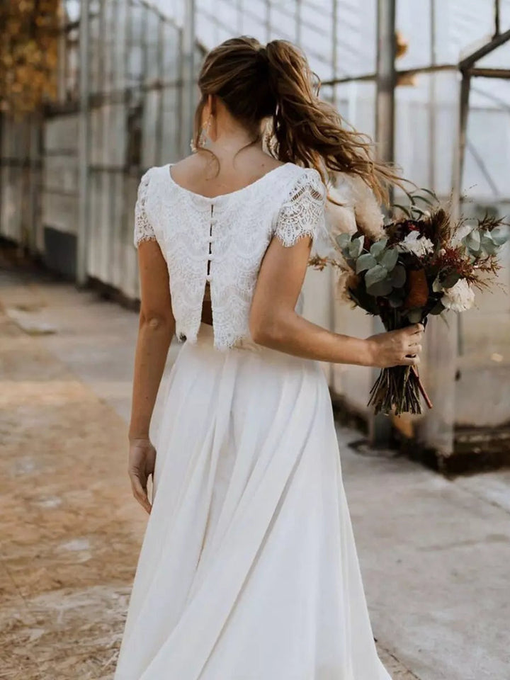Vestido de novia blanco de dos piezas con detalles de encaje. Diseño elegante y moderno para tu ceremonia nupcial.