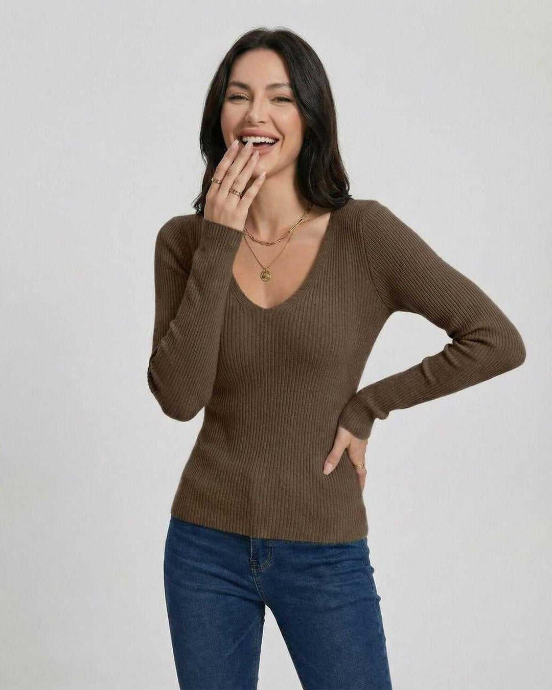Suéter ajustado de mujer, cuello V, manga larga. Moda femenina casual y elegante para otoño e invierno.
