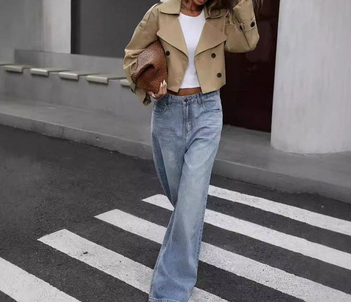 Chaqueta trench cropped cruzada de mujer en caqui, estilo moderno y chic. Ideal para primavera y otoño.