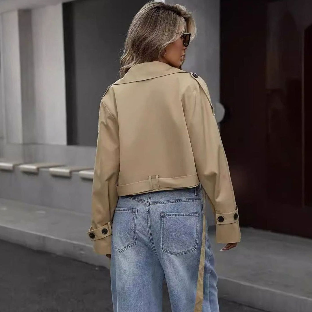 Abrigo trench cropped cruzado para mujer, manga larga, solapa ancha. Perfecto para looks casuales y elegantes.