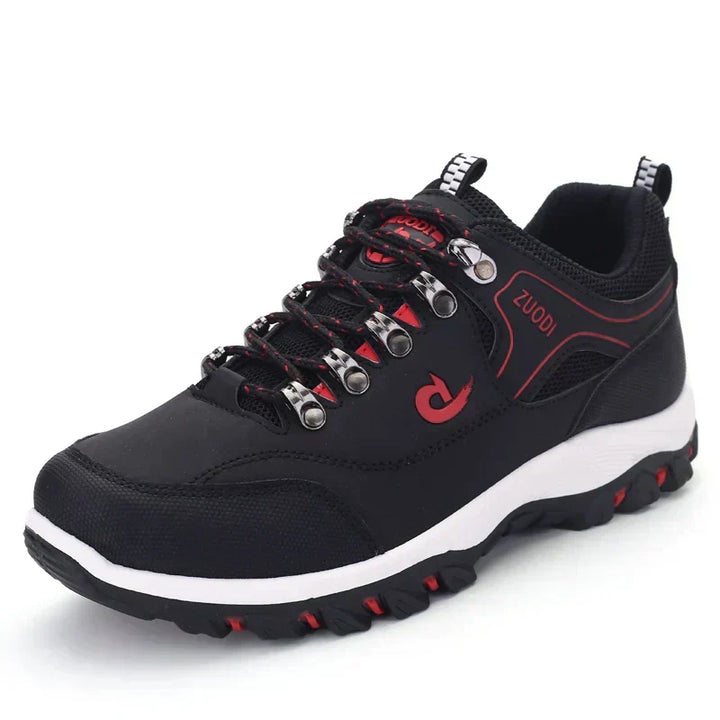 Par de zapatillas de senderismo para hombre, diseño robusto y deportivo, ideales para aventuras outdoor.