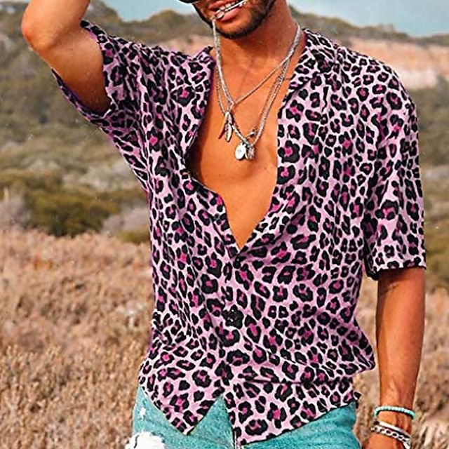Primer plano de camisa de leopardo para hombre, casual y veraniega. Tela ligera, cuello V, manga corta.