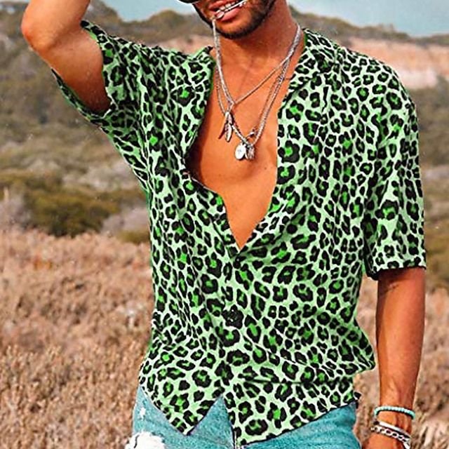 Camisa de hombre con estampado de leopardo. Diseño veraniego y ligero de manga corta, look casual.