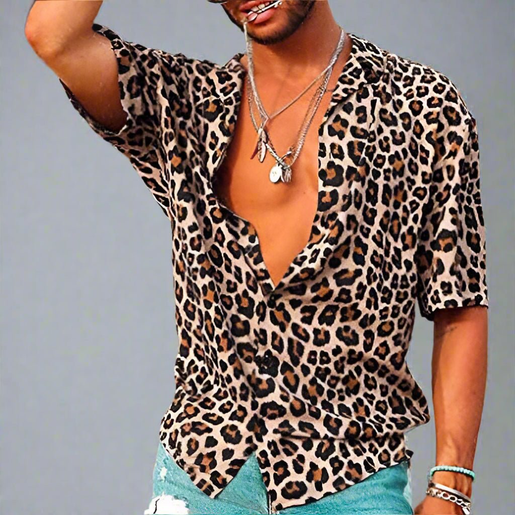 Hombre vistiendo camisa casual de leopardo. Estampado moderno, ideal para verano. Tallas grandes disponibles.