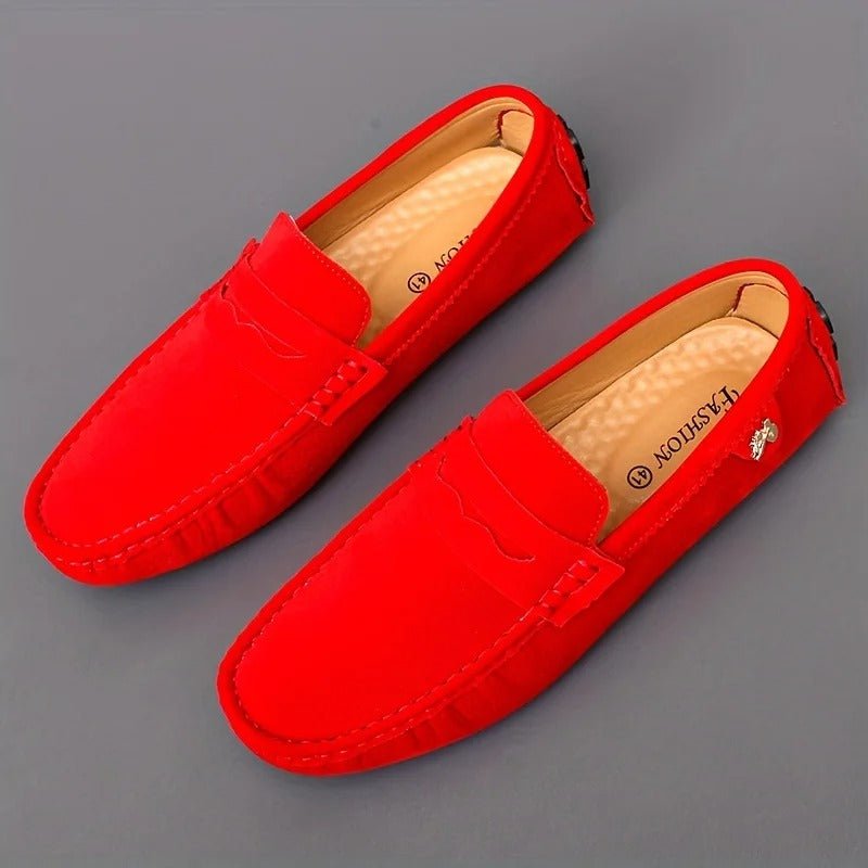 Vista superior de mocasines de ante para hombre, elegantes y casuales. Zapatos sin cordones, ideales para el verano.