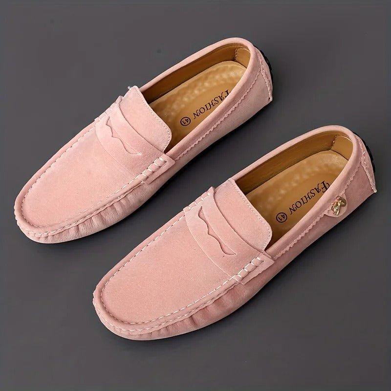 Mocasines de ante para hombre, sin cordones, fáciles de poner. Zapatos casuales, muy cómodos y con estilo moderno.