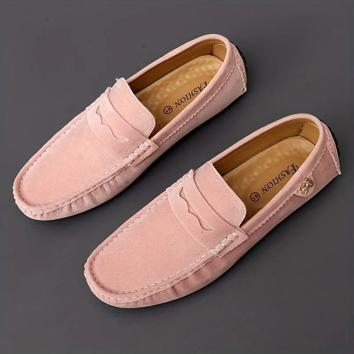 Mocasines de ante para hombre, sin cordones, fáciles de poner. Zapatos casuales, muy cómodos y con estilo moderno.