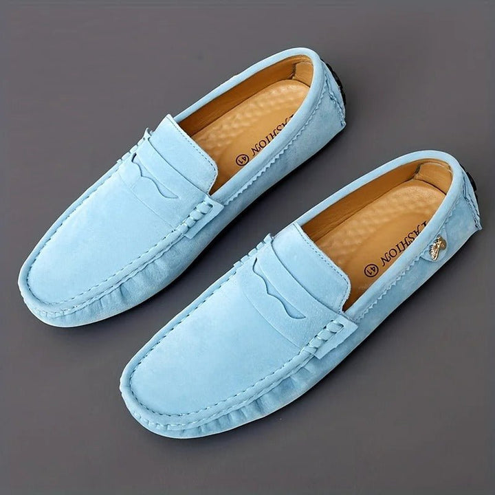 Mocasines de ante para hombre, perfectos para un look casual de verano. Confort y elegancia en cada paso.